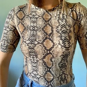 Soft, form fitting, snake print top 🐍